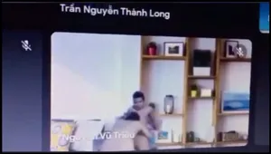 Học online quên không tắt camera lộ cảnh em gái đang bú mút