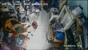 Vợ yêu ông xã chịch nhau trong của hàng máy tính