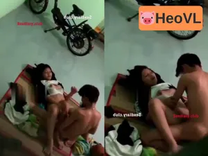 Quay lén hai nữ sinh lén lút trong trọ
