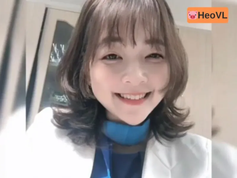 Em lan anh khuôn mặt thiên thần lén lút với bạn trai