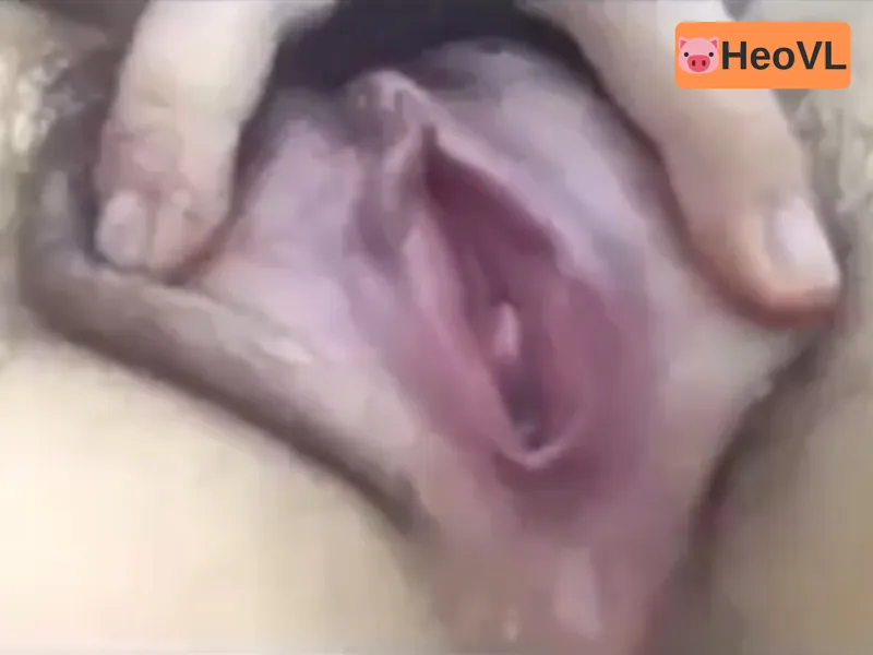 Em ghệ show cận cảnh âm đạo đang thở